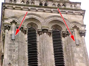 Antennes relais dissimulées sur une façade d'église en pierre Antennes relais sur une façade d'église