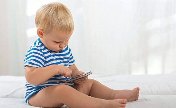 bébé joue avec votre téléphone portable