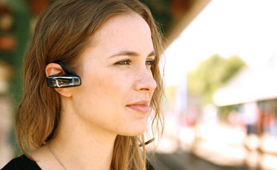 Jeune femme utilisant une connection Bluetooth