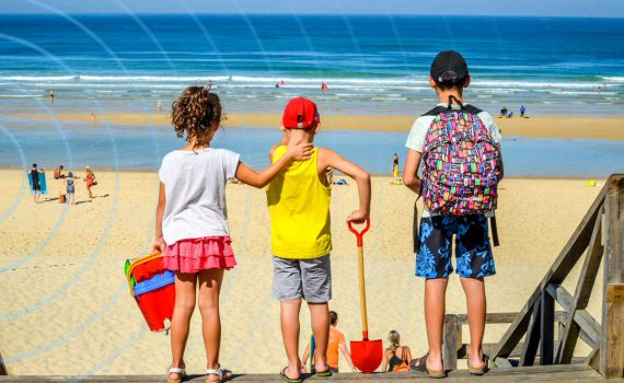 connecté en wifi haut-débit à la plage